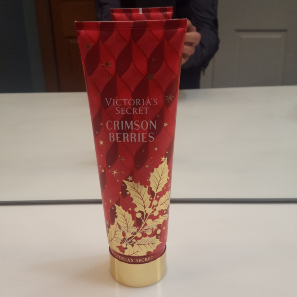 VICTORIA SECRET CRIMSON BERRIES LOTION 8 FL OZ